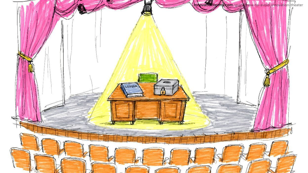 Un escenario de teatro vacío con cortinas rosas y filas de asientos naranjas frente a un escritorio que sostiene un libro mayor y una caja de caudales cerrada con llave bajo un foco.