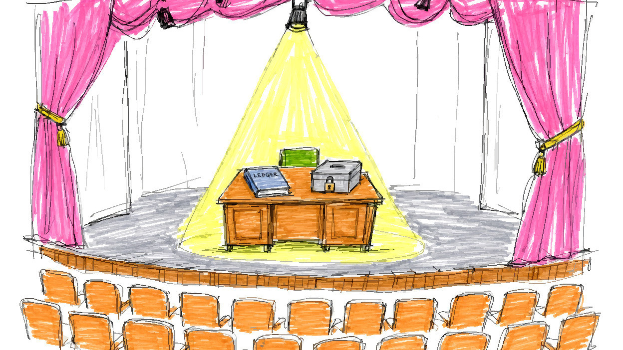 Eine leere Theaterbühne mit rosa Vorhängen und Reihen von orangefarbenen Sitzen, die auf einen Schreibtisch ausgerichtet sind, auf dem ein Kassenbuch und eine verschlossene Geldkassette unter einem Scheinwerferlicht liegen.